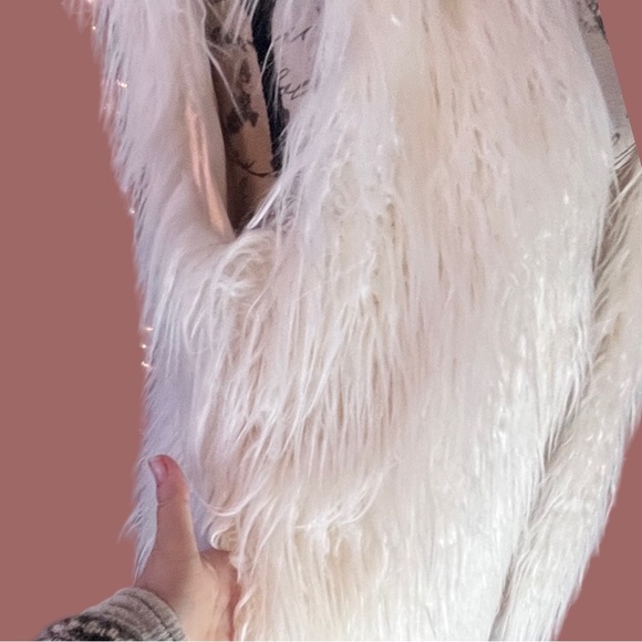 Divided H&M Shaggy Faux Fur White Vest Size 12/L - Picture 5 of 8